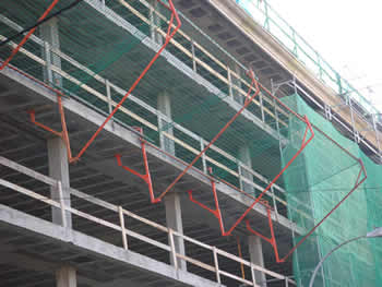 Horizontal debris netting is used to prevent the building materials falling down from higher places to hurt the workers in lower places.